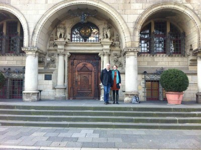 Sait Keleş und Terry Reintke vor dem Rathaus